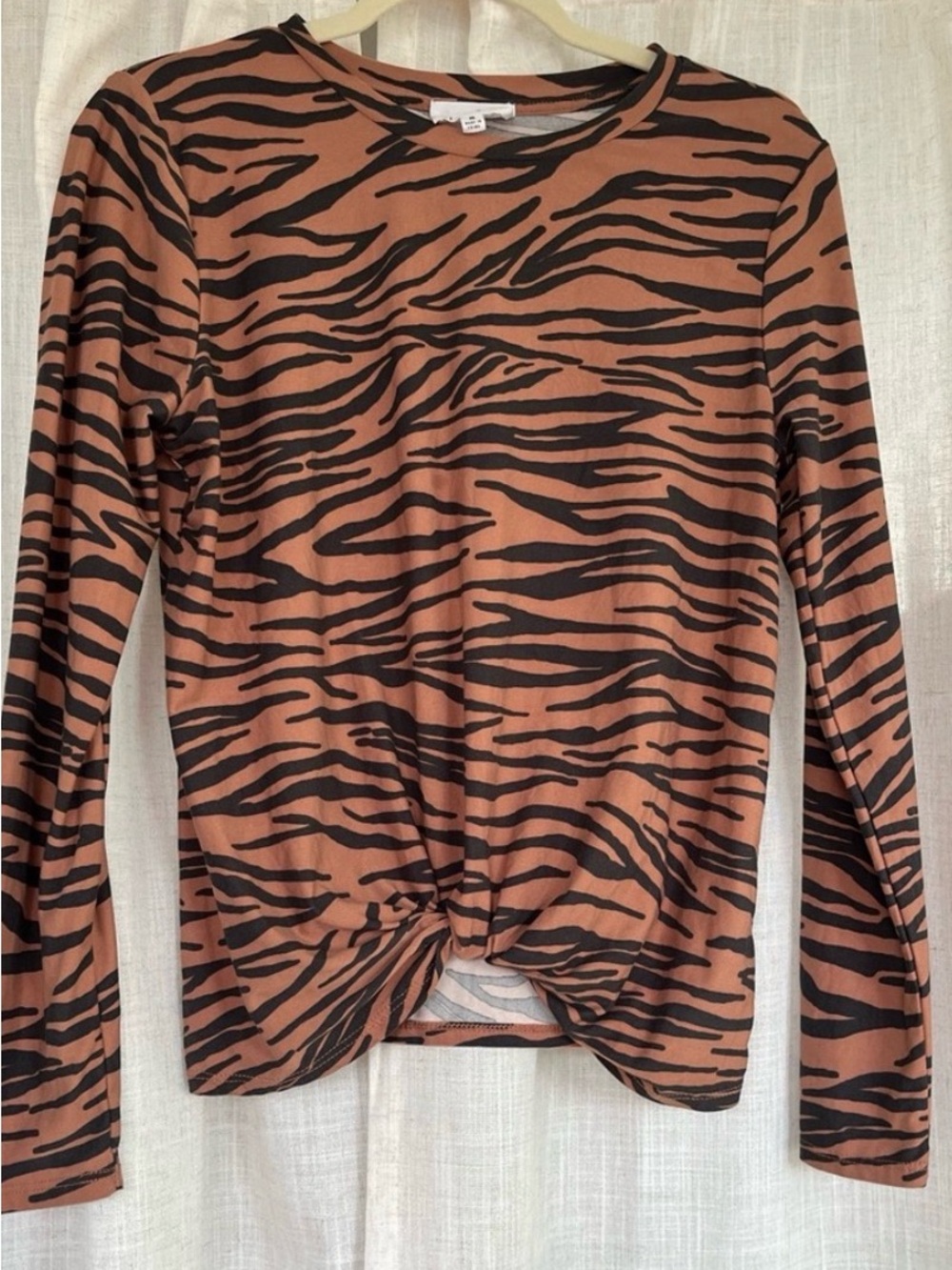 Animal print high-low front twist long sleeve top tees M